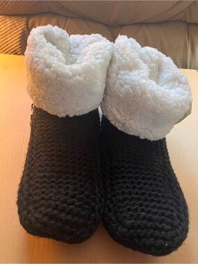 Cozy Black Knit Slipper Boots with White Sherpa Cuff NWT L/XL